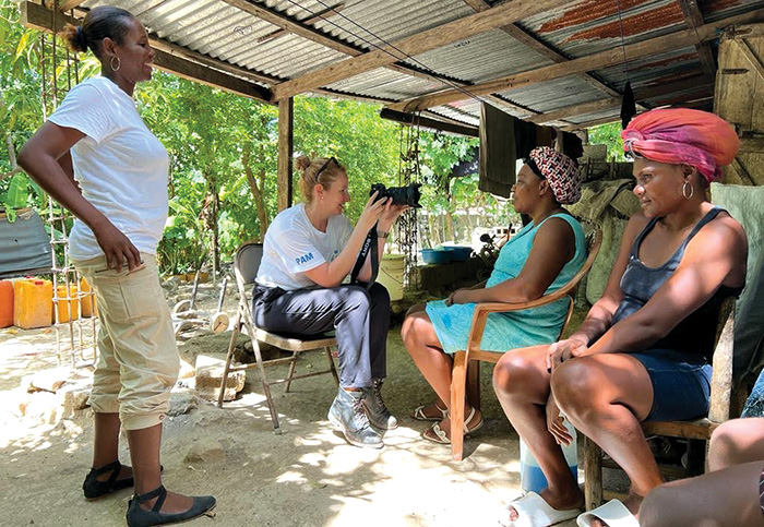 Tanya Birkbeck interviewing women who have started small businesses thanks to cash transfers administered by the WFP.<br />
